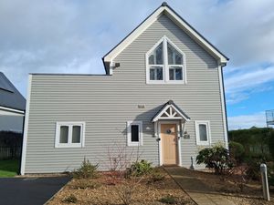 Front of house- click for photo gallery